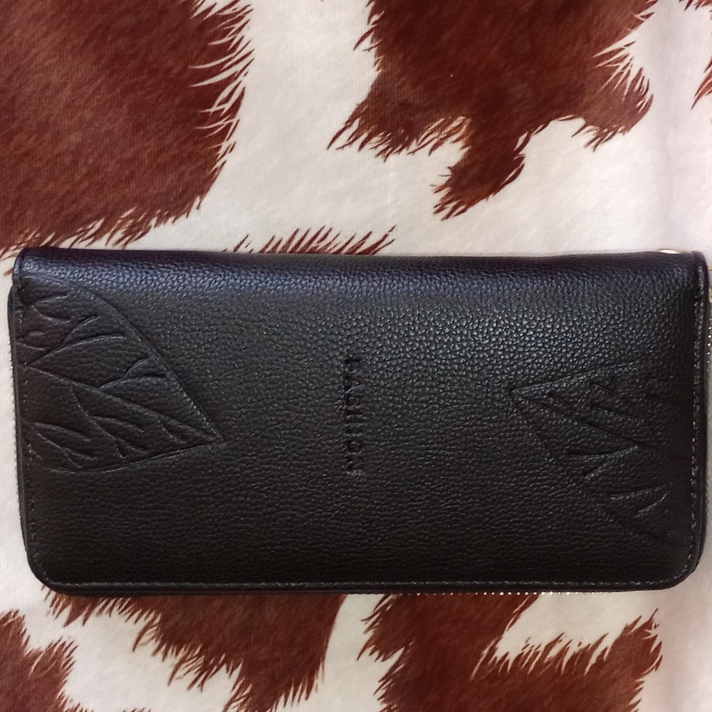 NWOT Black, vegan/ fashion leaf print wristlet wallet